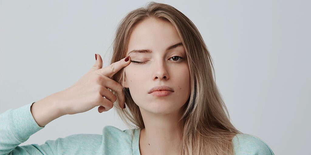 Ojos llorosos después de la cirugía plástica de párpados